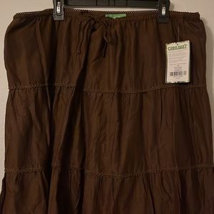 Woman’s Cariloha Sydney long skirt.